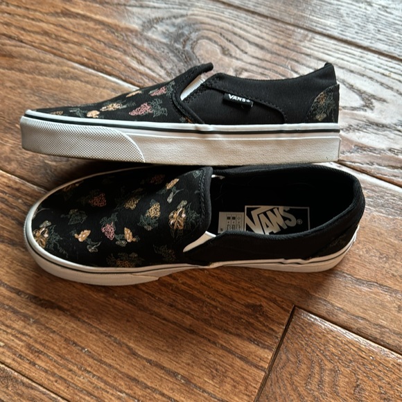 Like New-Vans. Women's 5.5 Black with flowers - Picture 4 of 4